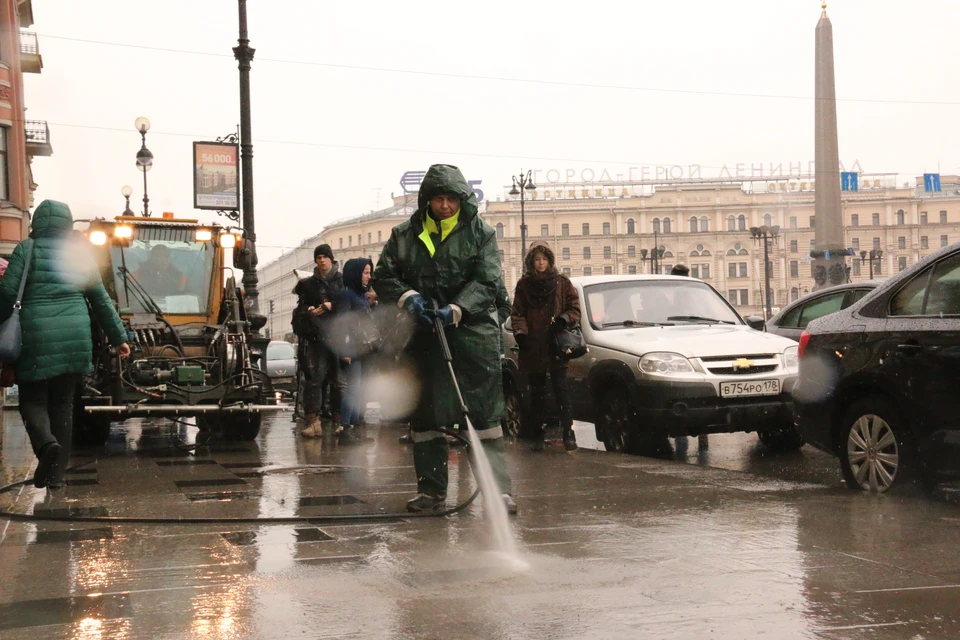 Работа на улице спб. Дворник Петербург. Петербург вымоют. Фото дворника в Питере. Работа в Санкт-Петербурге дворники Гражданский проспект.