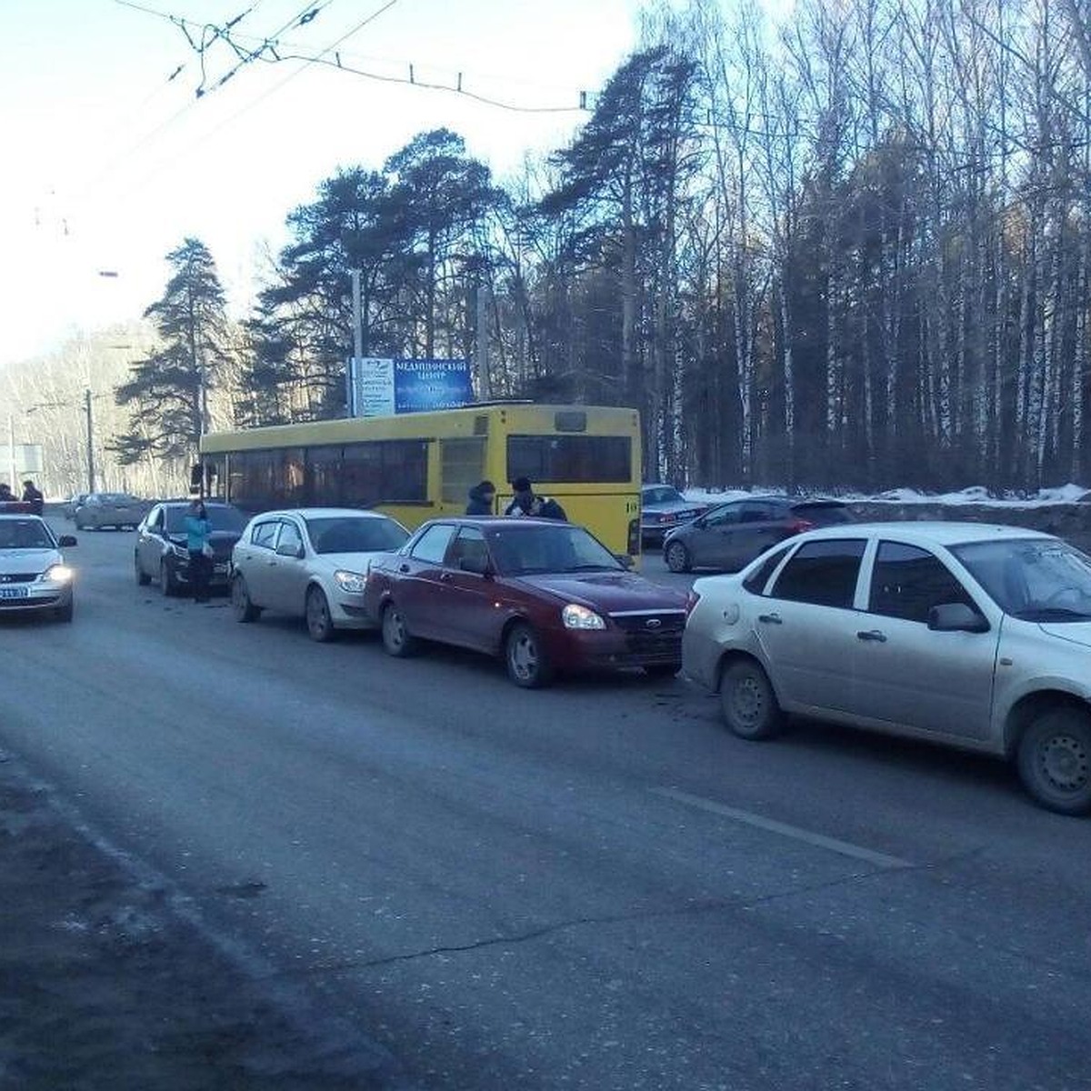 Утром в массовом ДТП на шоссе Космонавтов в Перми столкнулись четыре  автомобиля - KP.RU