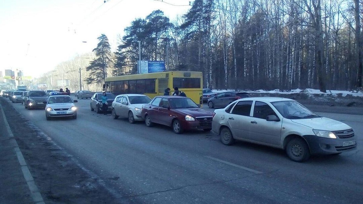 Утром в массовом ДТП на шоссе Космонавтов в Перми столкнулись четыре  автомобиля - KP.RU