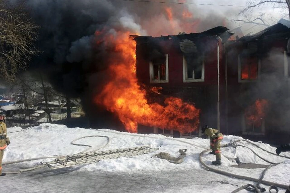 Яркое пламя охватило второй этаж школы, затем первый