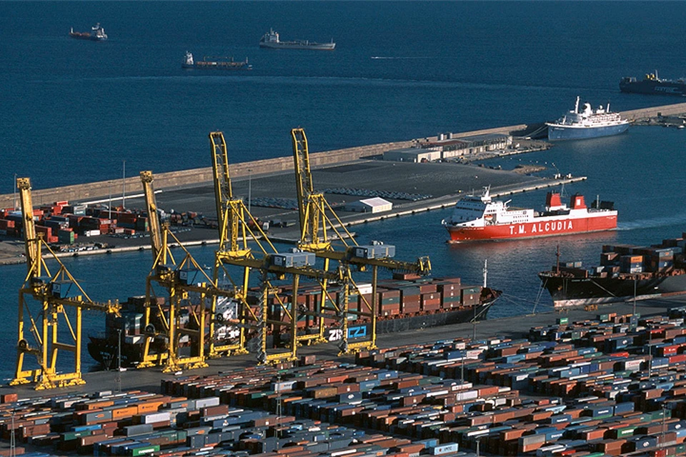 Корабли и контейнеры в порту Барселоны.