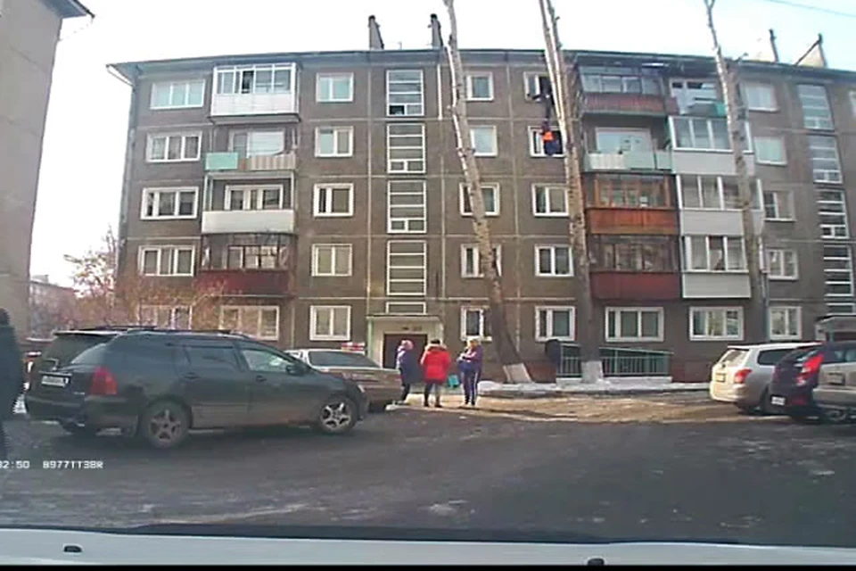 Дворник Николай Канебек несколько минут держал пенсионера, который повис на подоконнике на пятом этаже. Фото: предоставлено телекомпанией "Вести-Иркутск"