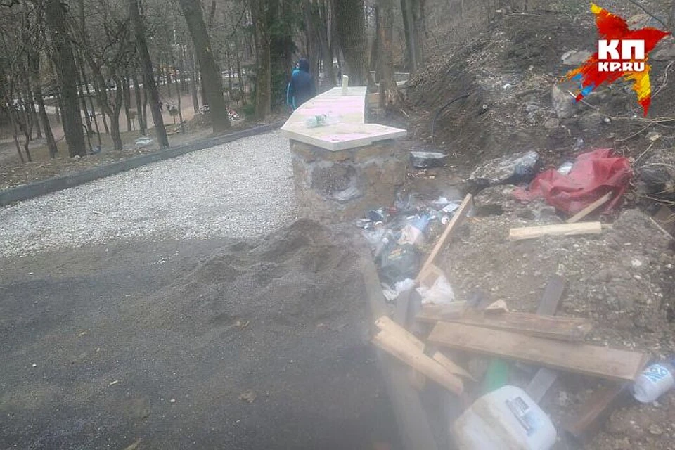 Туристы, гуляя, видят старые кучи мусора, ошметки и гниющие остатки каких-то железяк. Фото: Эдуард ШИПКОВ