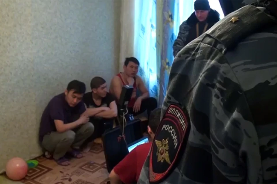 Террористы, некоторых из которых оказались уроженцами Таджикистана и Киргизии, жили в съемной квартире вместе с другими мигрантами