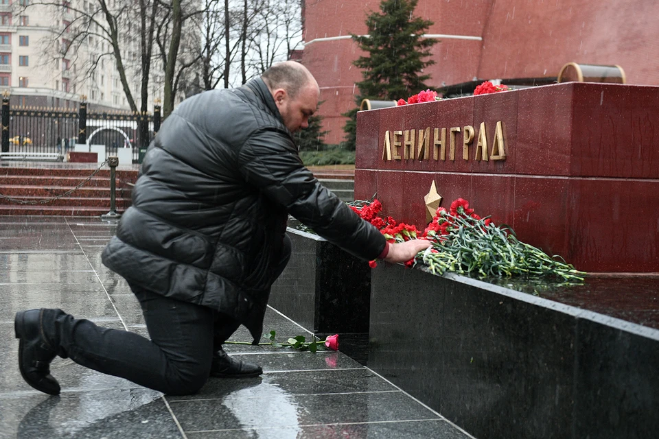 В память о жертвах террористического акта люди сегодня несут цветы