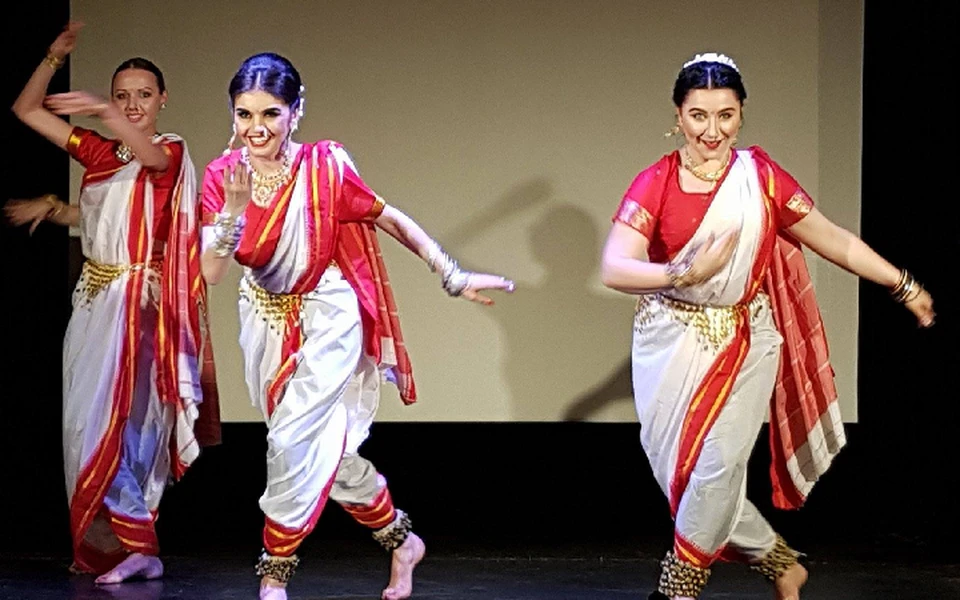Индийские танцы знакомы даже тем, кто в Дели или Гоа ни разу не был. По болливудским фильмам!