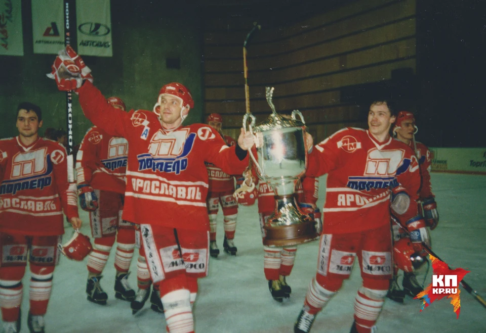 Круг почета чемпионов 1997 года! Впереди с Кубком - Андрей Скабелка и Алексей Горшков.