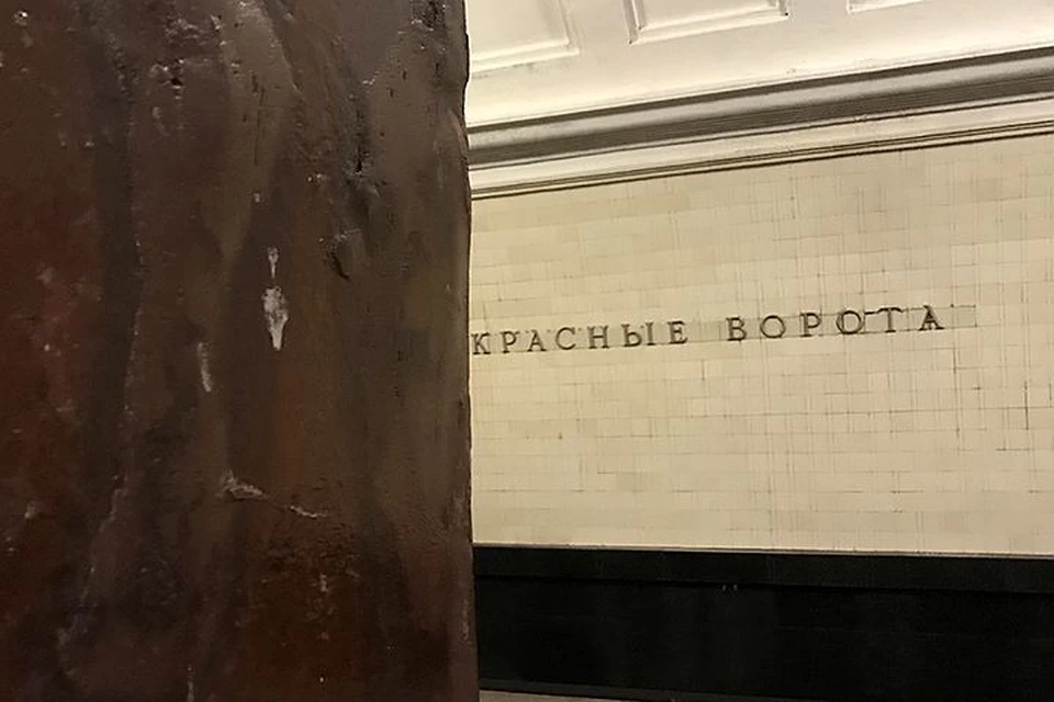 Мрамор на колоннах на станции метро "Красные Ворота" вот в таком состоянии. Во многих местах трещины замазаны масляной краской