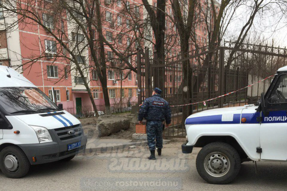 Территорию между школой №61 и "двадцаткой" оцепила полиция. Фото: ВК, группа "Ростов-на-Дону | Главный".