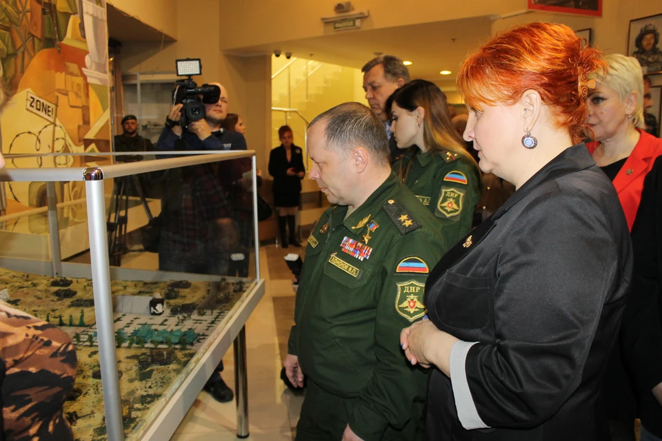 Экспозицию посетил Министр обороны ДНР Владимир Кононов