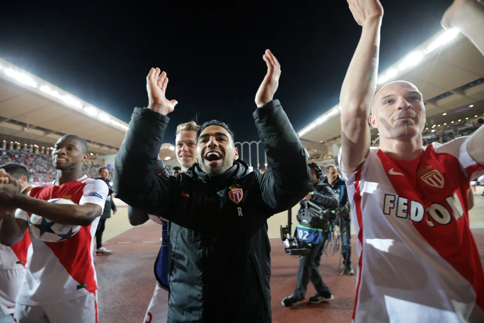 "Монако" празднует свой выход в полуфинал Лиги Чемпионов.