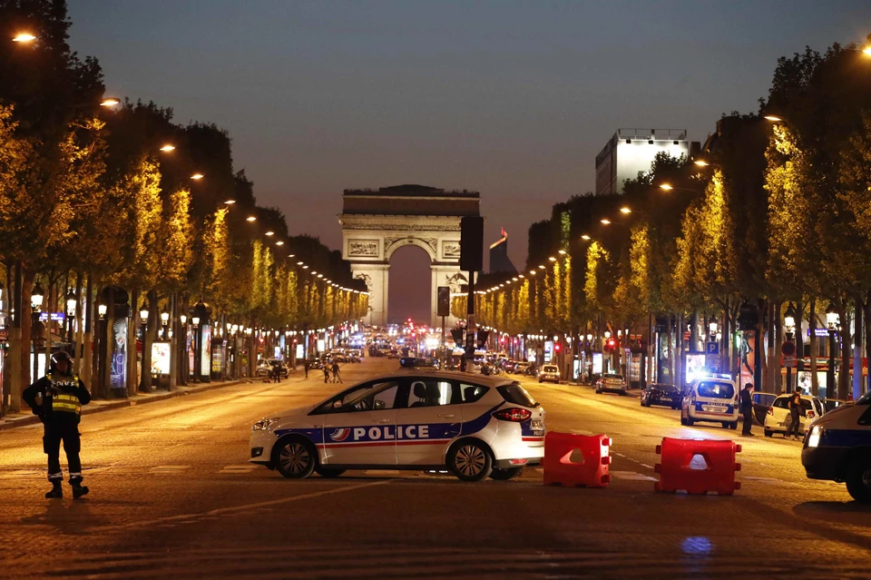 Преступник, напавший на полицейских в Париже, был известен правоохранительным органам.