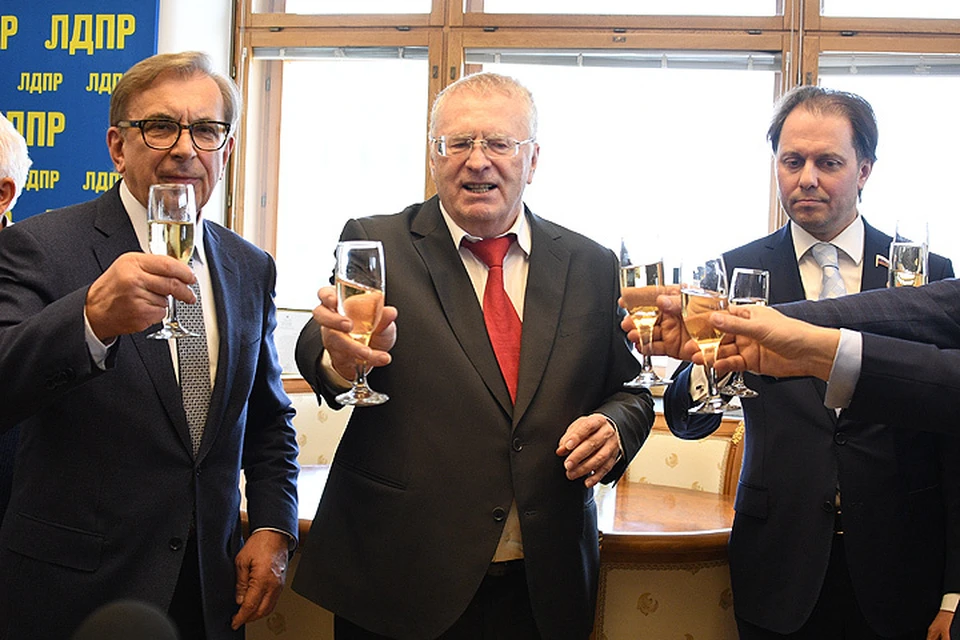 Жириновский выпил шампанского за победу Марин Ле Пен.