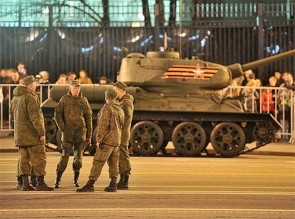 Парковку автотранспорта запретили по маршруту прохождения военной техники.