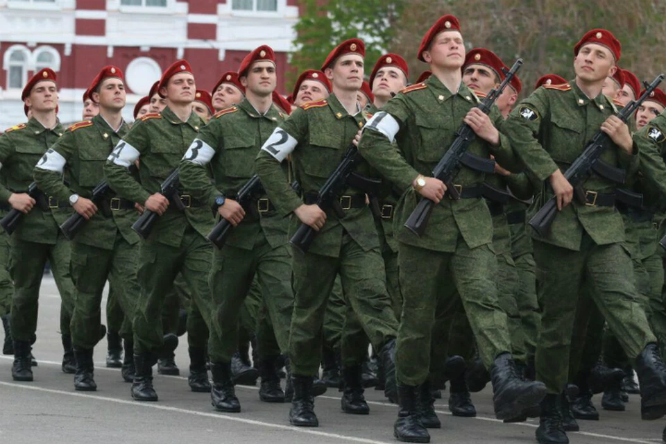 На Театральной площади в Саратове прошла репетиция парада Победы.