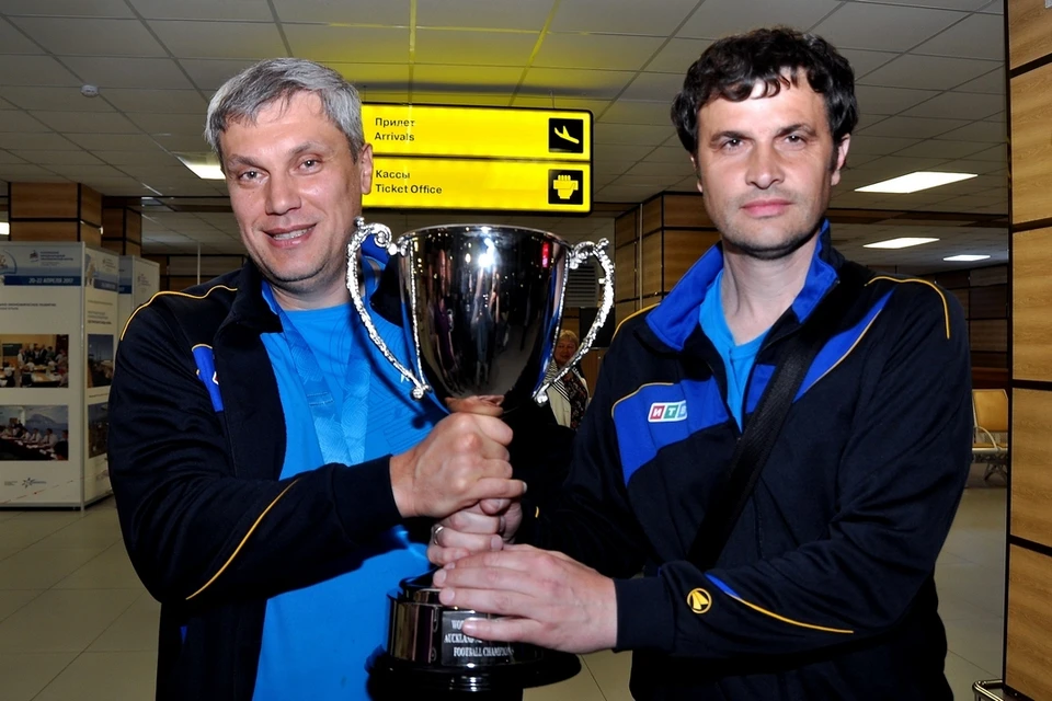 Играющий тренер Александр Мельник и вратарь Сергей Величко с трофеем