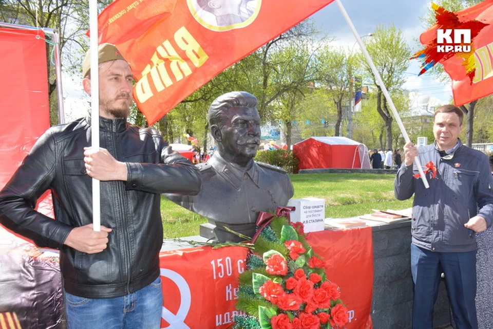 Сталин простоял на монументе Славы два часа. За это время новосибирцы пожертвовали на постамент «отцу всех народов» 11 тысяч рублей.
