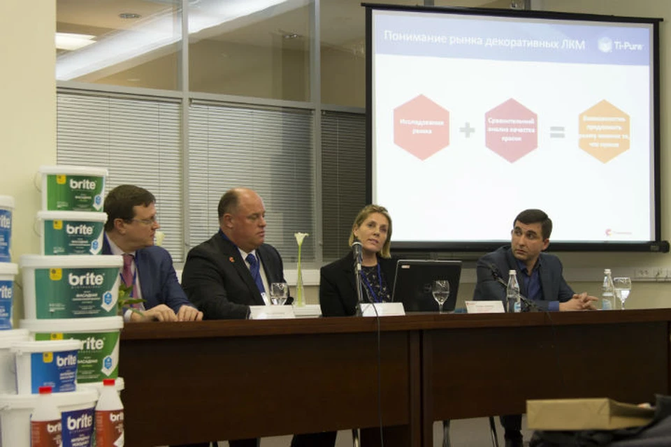 Организаторы обсуждают преимущества нового продукта