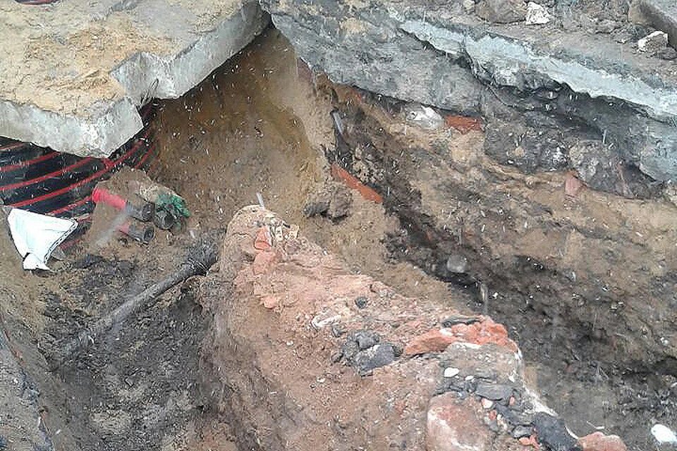 Первая комната была обнаружена археологами еще в марте в одной из траншей напротив церкви Иоанна Богослова под Вязом. ФОТО Департамент культуры Москвы
