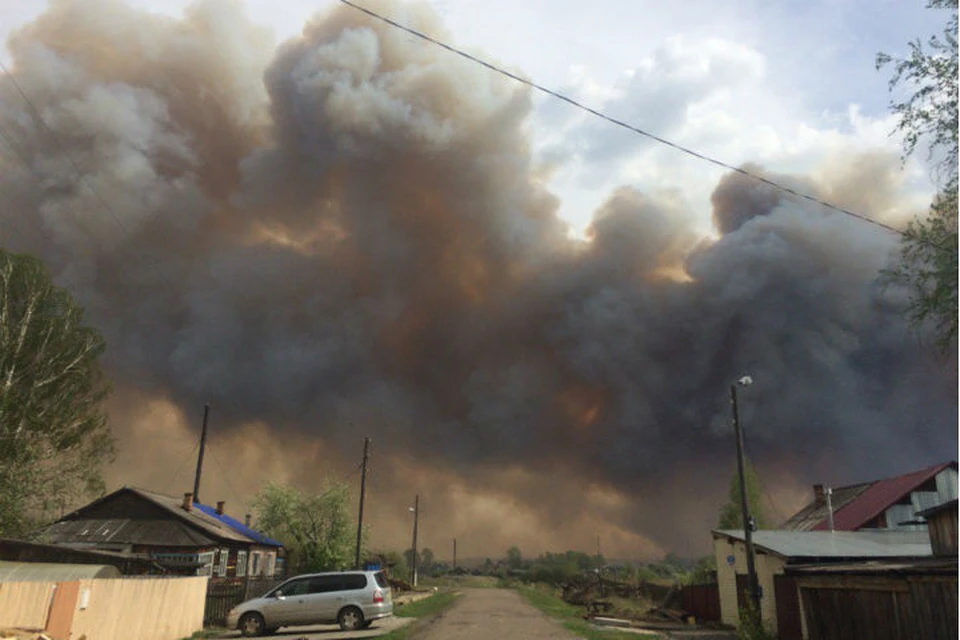 «Дома горят – люди вещи собирают!»: из-за аномальной жары в Красноярском крае полыхают страшные пожары. Фото: Я живу в Лесосибирске, соцсети.