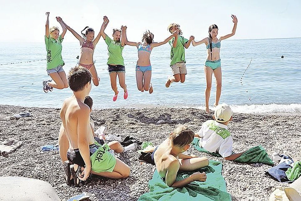 Артек пляж. Детский лагерь Артек пляж. Летний лагерь на море. Детский пляж. Школьники отдыхают.
