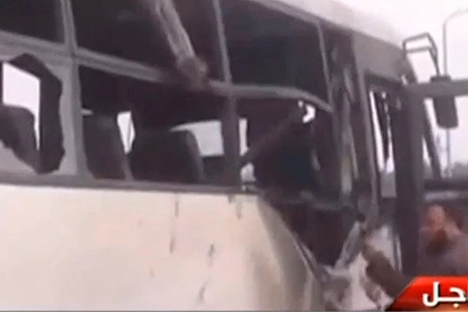 Когда автобусы c паломниками остановились, террористы открыли шквальный огонь по людям. На фото - останки автобусов.