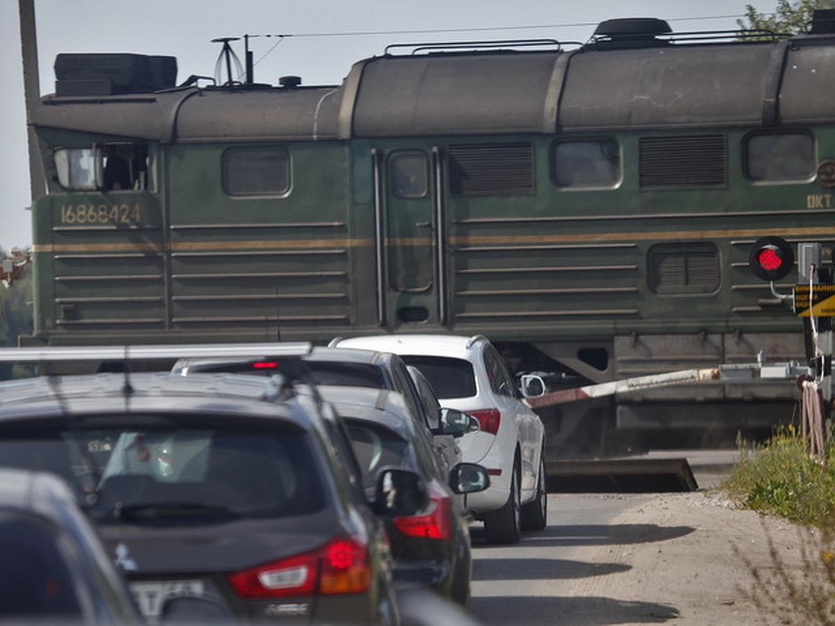 Грузовой поезд сбил легковушку на переезде в Великих Луках - KP.RU