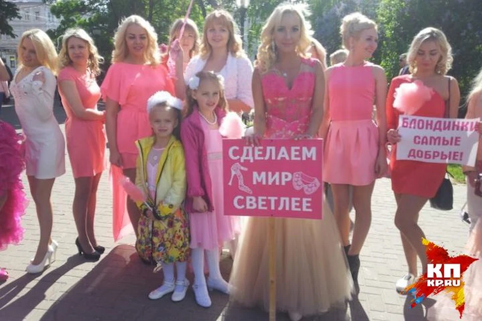 В Нижнем Новгороде прошел традиционный парад блондинок.