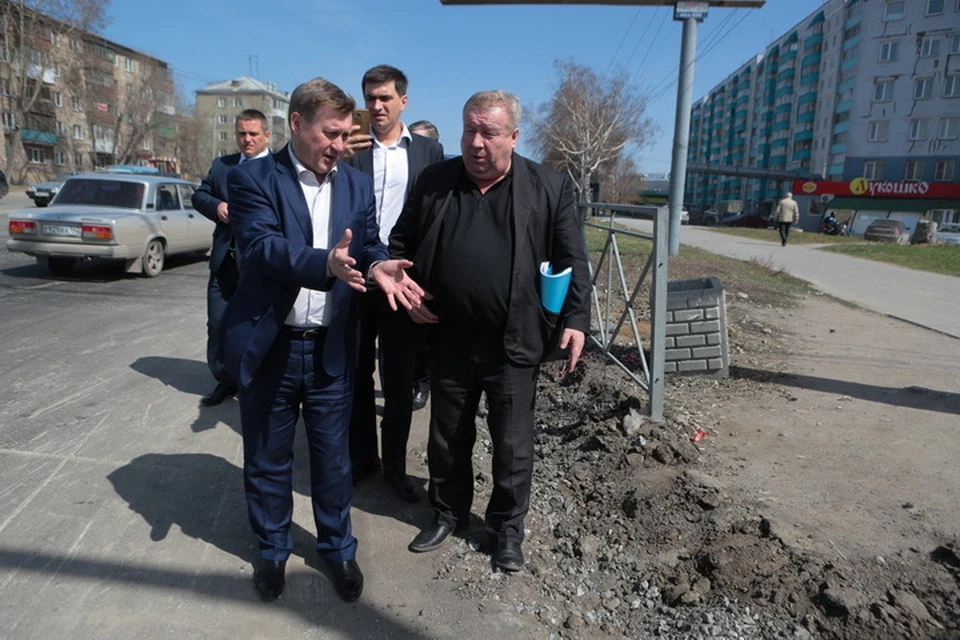 Мэр Новосибирска Анатолий Локоть объехал дороги, которые уже ремонтируют. Фото: пресс-центр мэрии Новосибирска