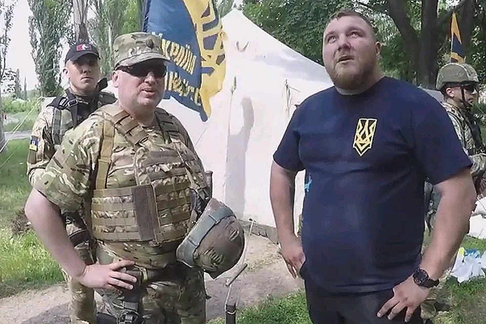Александр Турчинов (слева) общается с украинскими бойцами.
