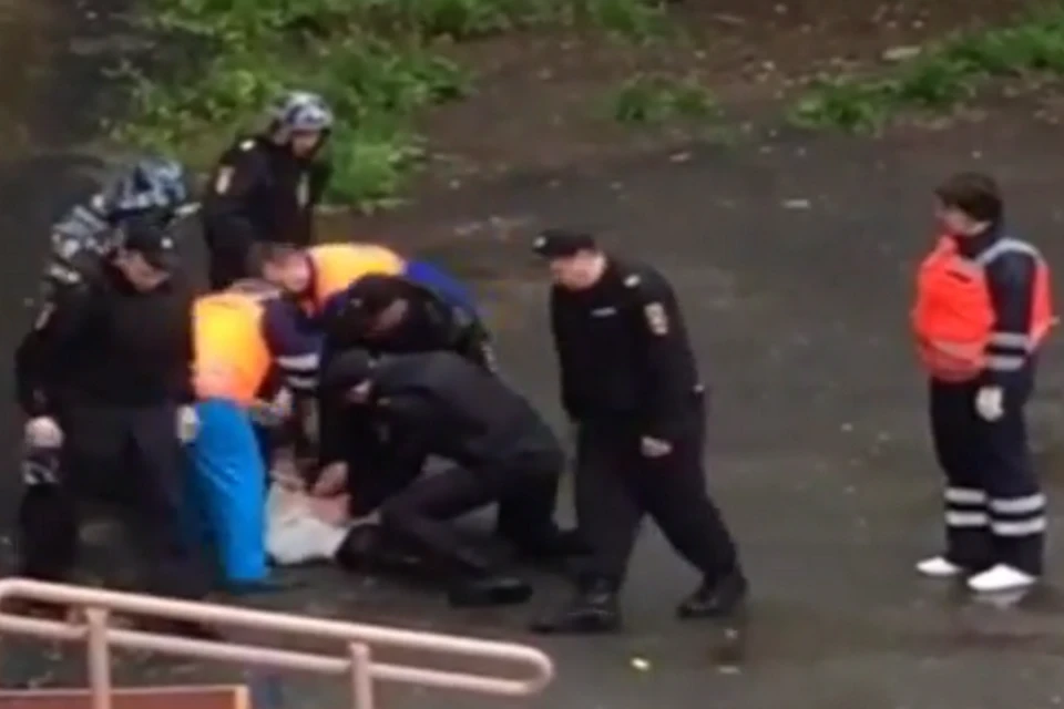 Неадекватного мужчину повалили на асфальт. Фото: кадр с видео на YouTube.