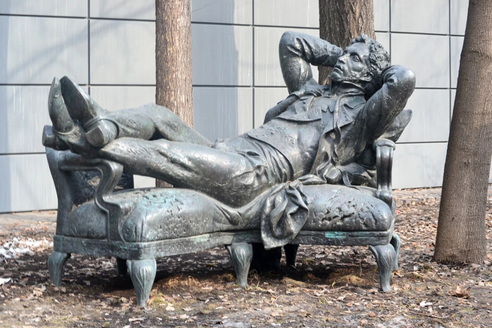 Памятник "Отдыхающий Пушкин". Фото: Андреассен Наталия.