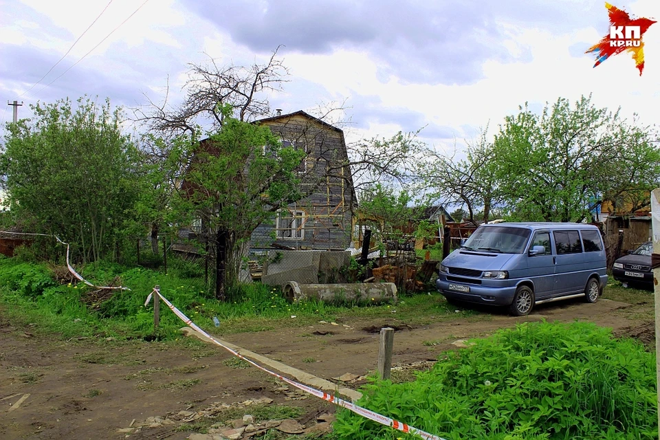 Возле этого дома и были застрелены девять человек.