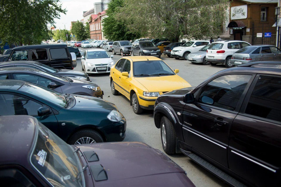 В богатых городах у людей больше автомобилей, в бедных — мест для парковки.