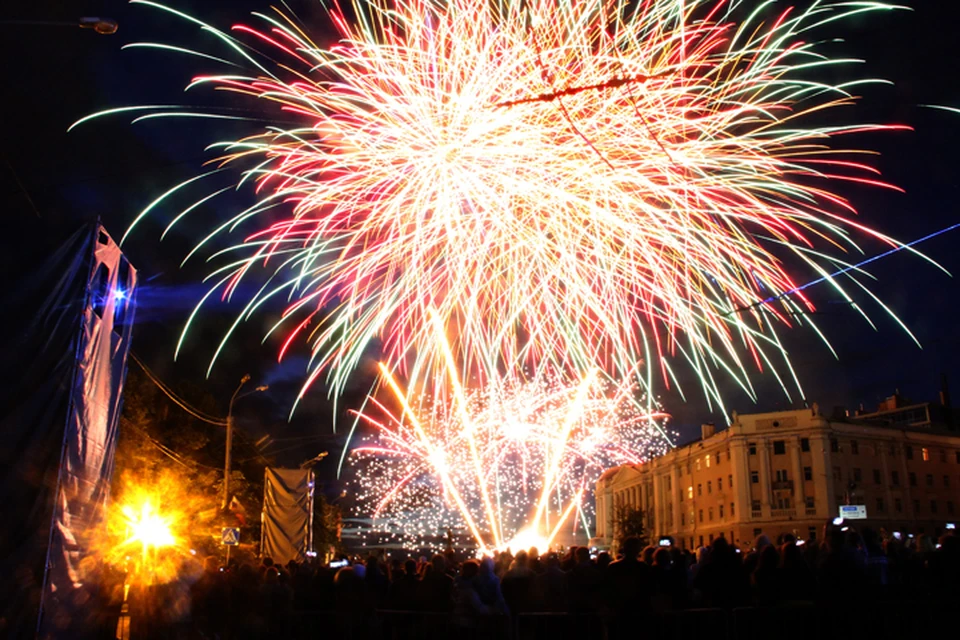 Начнется салют на Дне Нижнего Новгорода 12 июня в 23.00 на площади Минина и Пожарского.