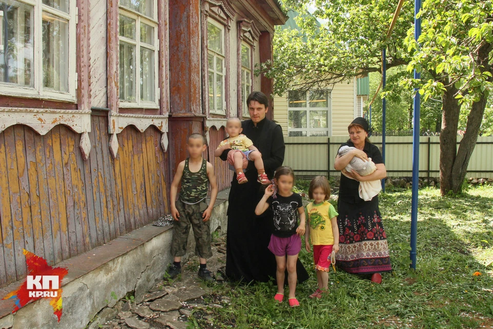 На попечении матери. Многодетная семья Архиповых. Семья священника из Рязанской области. Фото семья Архиповых.