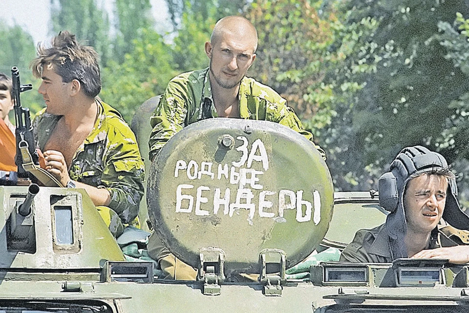 Когда в июне 1992-го в Бендеры вошла бронетехника Кишинева, им навстречу встало ополчение Приднестровья (как 22 года спустя в Донбассе). Фото: И. Зенин/РИА Новости