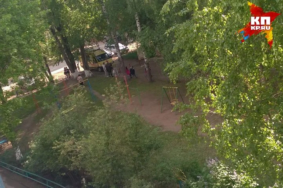 За один вечер 17 июня в Ижевске, в разных концах города, произошло два ЧП. Оба ребенка, выпавшие из окон, госпитализированы. Фото: Павел Павлушкин