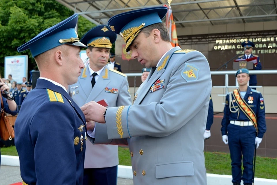 Заместитель министра обороны РФ генерал-полковник Юрий Садовенко вручил дипломы лучшим выпускникам военного вуза