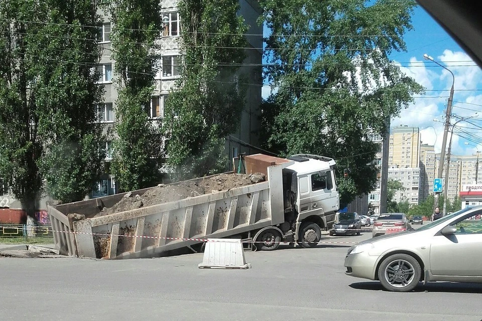 Груженный самосвал двигался. Плохие дороги провалился грузовик фото. Провалился груженый кирпичом. ДТП В Нижнем Новгороде вчера Шахман.