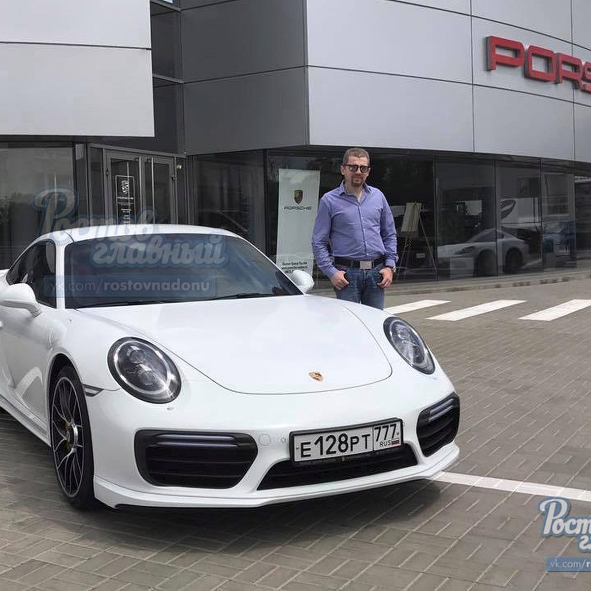 В Ростове-на-Дону владельцу разбитого на техосмотре Porsche за 13 миллионов  вручили новое авто - KP.RU