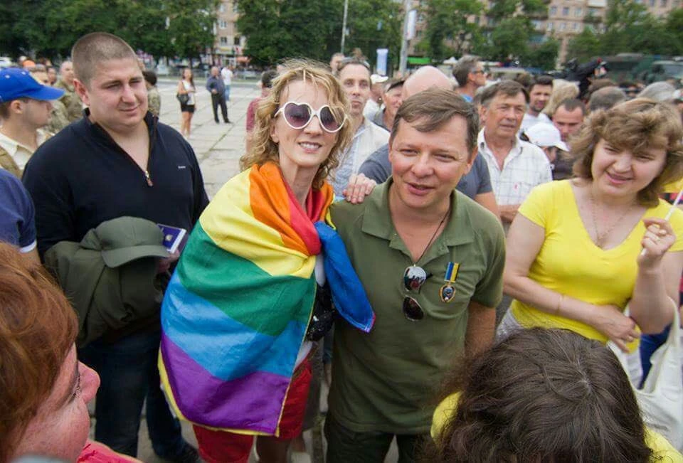 Олег Ляшко «пофестивалил» вместе с активисткой гей-сообщества Дианой Берг на акции нацбата «Азов» в центре Мариуполя. Фото: Twitter.com