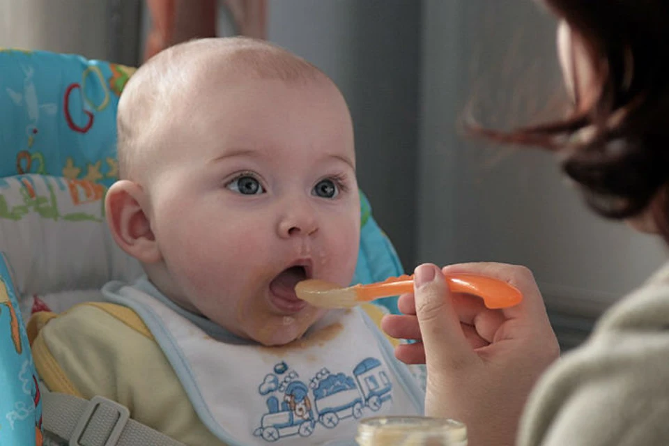 Покормить малыша вне дома - задача не из легкий
