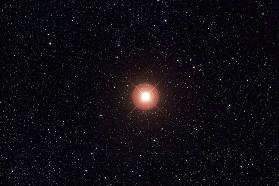 Бетельгейзе раздулась красным шаром небывалого размера. Звезда стала в 1400 раз больше Солнца.