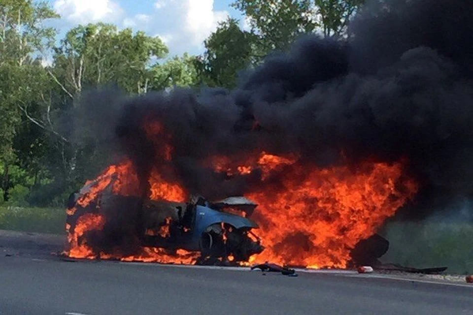 Автомобили вспыхнули после аварии.