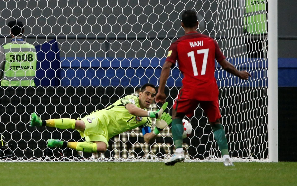 Вратарь сборной Чили останавливает Португалию в серии послематчевых пенальти.
