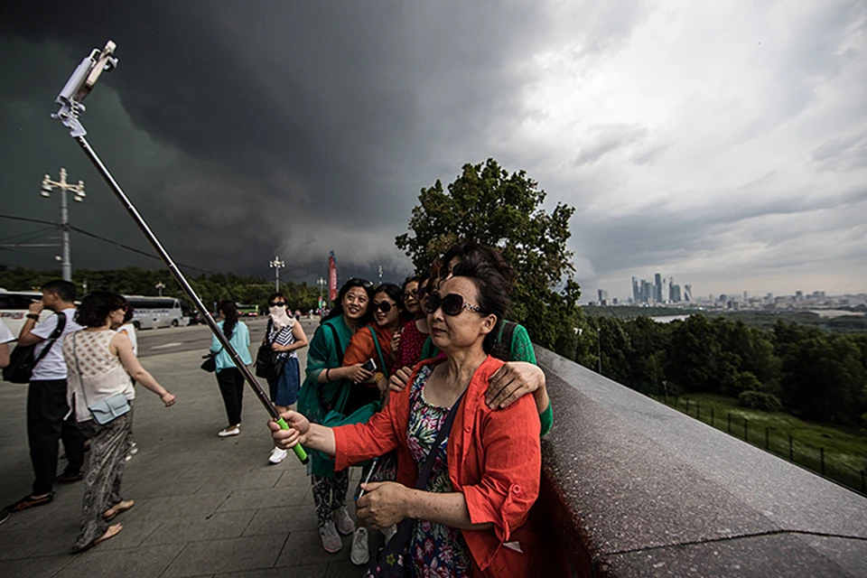 Туристов погода не испугала. Фото: Сергей Савостьянов/ТАСС