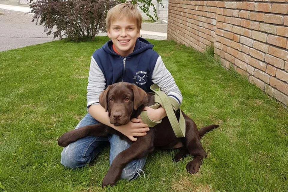 Артем с обожаемым щенком, который ждет его дома