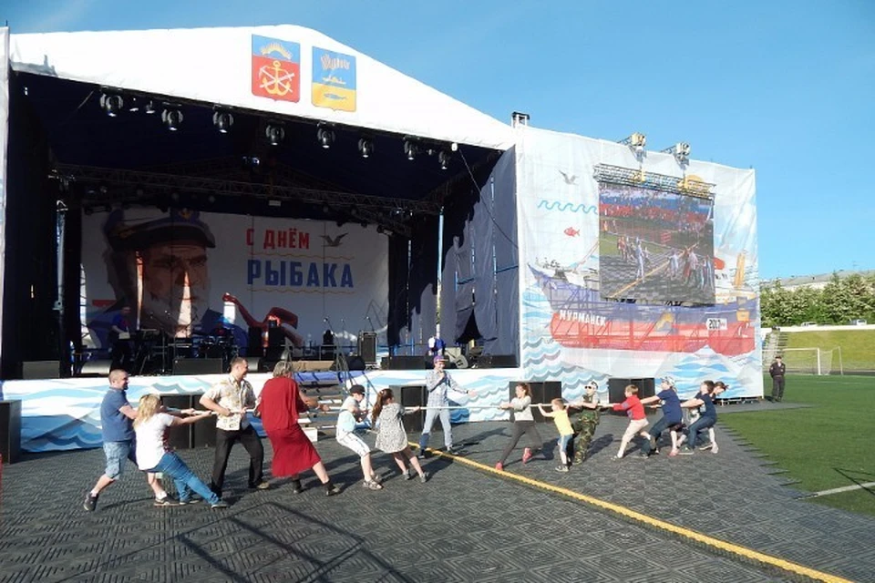 Многие ушли с праздника с настоящим уловом, выигранным на конкурсах. Фото: пресс-служба правительства Мурманской области.
