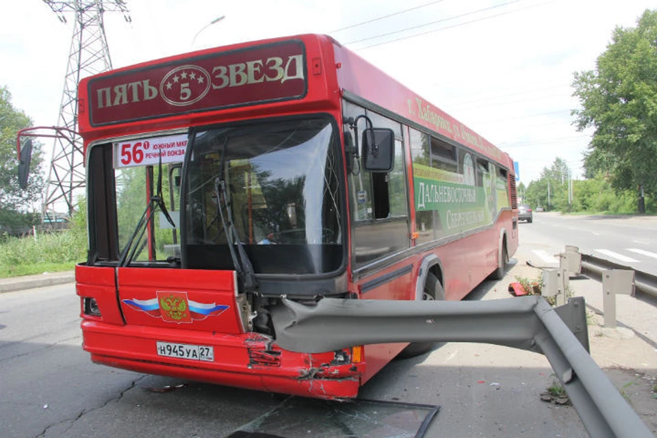 В Хабаровске пассажирский автобус снес металлический отбойник